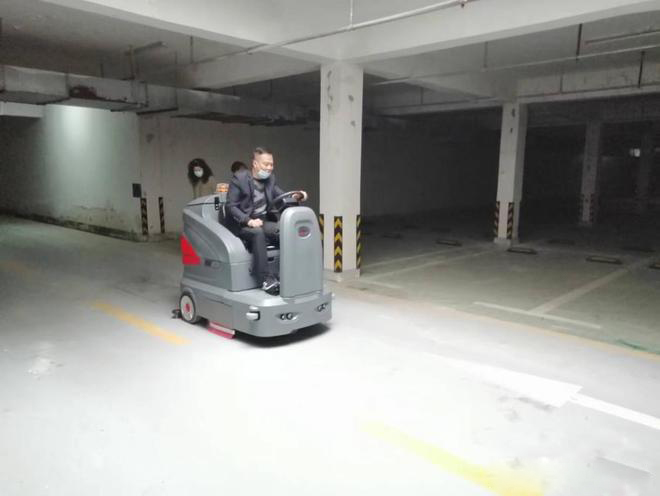 西宁小区物业保洁不用人力改用驾驶式洗地机了